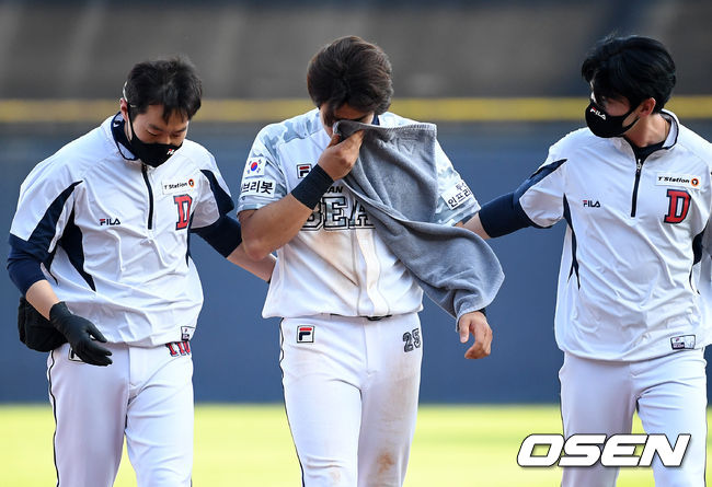 4회초 무사에서 두산 강승호가 SSG 고종욱의 2루땅볼에 불규칙 바운드로 타구에 얼굴을 맞고 교체되고 있다. 2021.06.05 /jpnews@osen.co.kr