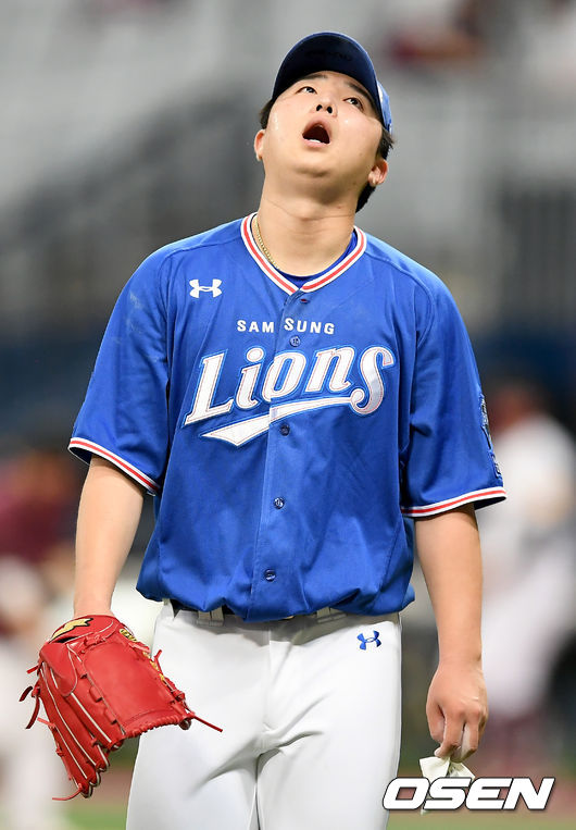 5일 오후 서울 고척스카이돔에서 '2021 신한은행 SOL KBO리그' 키움 히어로즈와 삼성 라이온즈의 경기가 열렸다.5회말 종료 후 삼성 최채흥이 더그아웃으로 이동하며 아쉬워하고 있다. 2021.06.05 /ksl0919@osen.co.kr