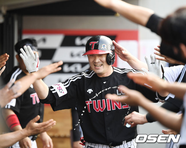 5일 오후 광주 KIA 챔피언스필드에서 ‘2021 신한은행 SOL KBO리그’ KIA 타이거즈와 LG 트윈스의 경기가 열렸다. 4회초 1사 LG 이형종이 좌월 솔로홈런을 날린 후 덕아웃에서 환하게 웃으며 동료들과 하이파이브를 하고 있다. 2021.06.05 / rumi@osen.co.kr