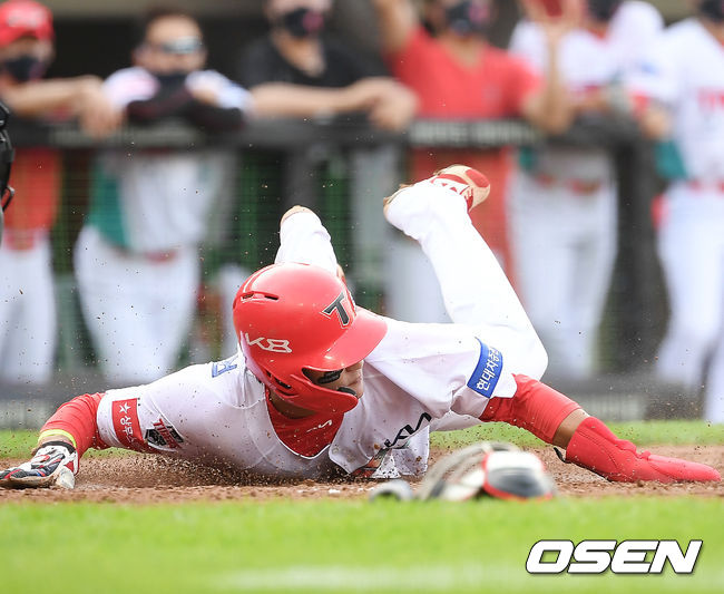 5일 오후 광주 KIA 챔피언스필드에서 ‘2021 신한은행 SOL KBO리그’ KIA 타이거즈와 LG 트윈스의 경기가 열렸다. 3회초 2사 주자 1루 KIA 터커의 우익수 오른쪽 1타점 적시 2루타때 KIA 김태진이 홈으로 몸을 날려 세이프되고 있다. 2021.06.05 / rumi@osen.co.kr