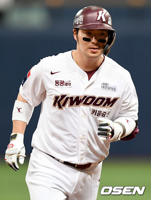 5일 오후 서울 고척스카이돔에서 '2021 신한은행 SOL KBO리그' 키움 히어로즈와 삼성 라이온즈의 경기가 열렸다.5회말 1사 1루 키움 박병호가 2점 홈런을 날린 뒤 그라운드를 돌고 있다. 2021.06.05 /ksl0919@osen.co.kr