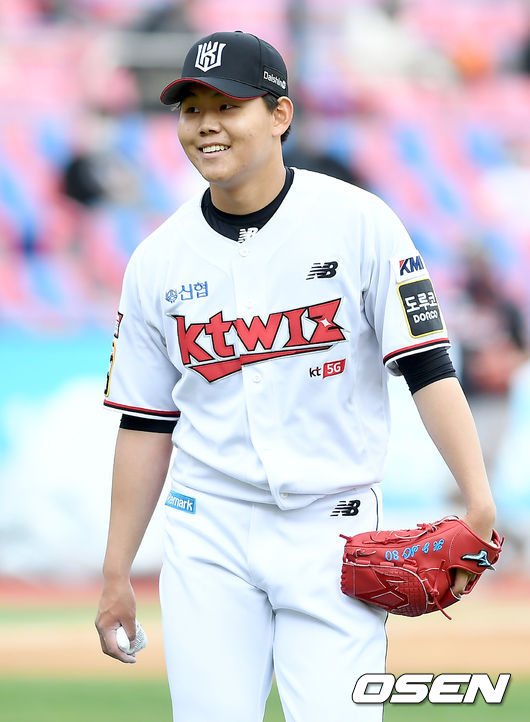 4일 오후 경기도 수원시 수원kt위즈파크에서 ‘2021 신한은행 SOL KBO 리그’ KT 위즈와 한화 이글스의 경기가 열렸다.4회초 종료 후 KT 선발 소형준이 더그아웃으로 이동하며 미소짓고 있다./ksl0919@osen.co.kr