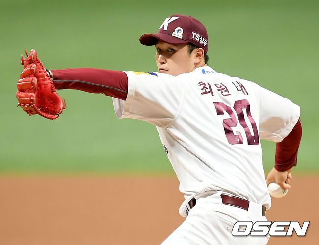 5일 오후 서울 고척스카이돔에서 '2021 신한은행 SOL KBO리그' 키움 히어로즈와 삼성 라이온즈의 경기가 열렸다.1회초 키움 선발 최원태가 마운드에 올라 힘차게 공을 뿌리고 있다. 2021.06.05 /ksl0919@osen.co.kr