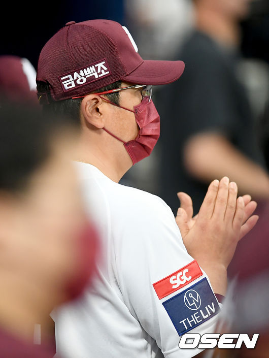 5일 오후 서울 고척스카이돔에서 '2021 신한은행 SOL KBO리그' 키움 히어로즈와 삼성 라이온즈의 경기가 열렸다.7회초 키움 홍원기 감독이 경기를 지켜보며 박수를 치고 있다. 2021.06.05 /ksl0919@osen.co.kr