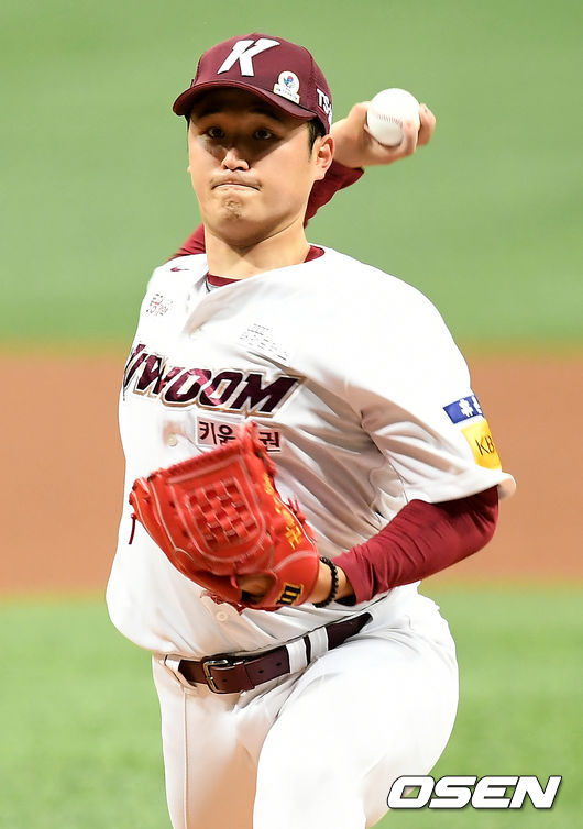 5일 오후 서울 고척스카이돔에서 '2021 신한은행 SOL KBO리그' 키움 히어로즈와 삼성 라이온즈의 경기가 열렸다.1회초 키움 선발 최원태가 마운드에 올라 힘차게 공을 뿌리고 있다. 2021.06.05 /ksl0919@osen.co.kr