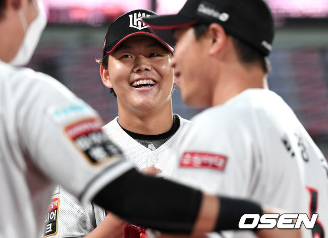 2회초 두산 공격을 삼자범퇴로 막아낸 KT 선발 소형준이 야수들을 맞이하며 미소짓고 있다. / dreamer@osen.co.kr