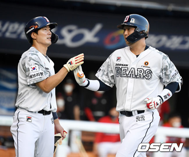 5회말 1사 2루에서 두산 장승현이 투런포를 날리고 김재호와 기뻐하고 있다. 2021.06.05 /jpnews@osen.co.kr