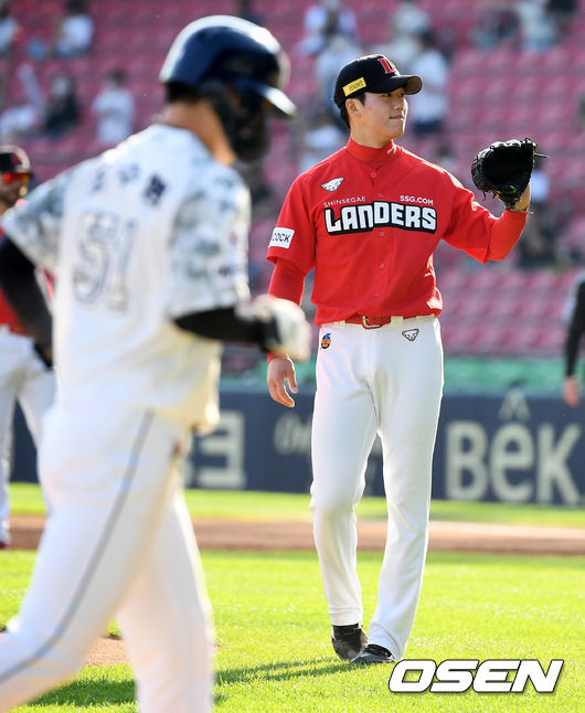 1회말 1사 만루에서 SSG 양선률이 두산 양석환에 밀어내기 볼넷을 허용하며 아쉬워하고 있다. 2021.06.05 /jpnews@osen.co.kr