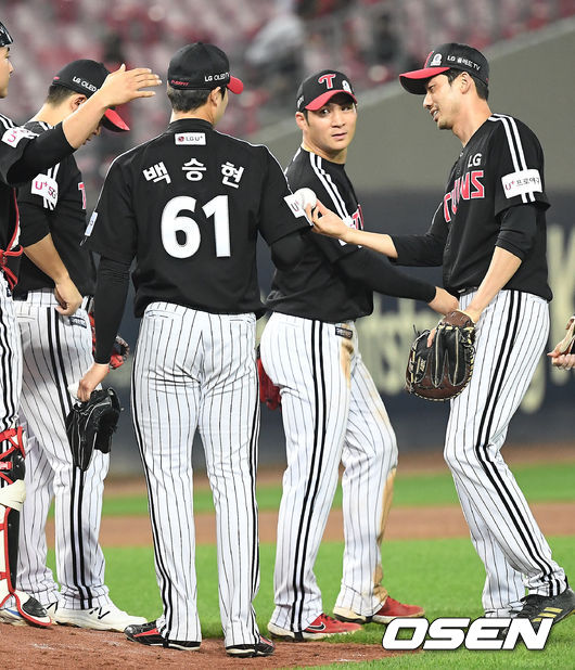 5일 오후 광주 KIA 챔피언스필드에서 ‘2021 신한은행 SOL KBO리그’ KIA 타이거즈와 LG 트윈스의 경기가 열렸다. 이 날 경기에서 LG는 이형종의 홈런 등 장단 16안타를 몰아친 화력을 앞세워 8-2로 승리했다.  전날 패배를 설욕하며 시즌 28승(23패)째를 거두었다. KIA는 2연승을 마감했다. 경기를 마치고 LG 백승현이 김용의에게 공을 받고 있다. 2021.06.05 / rumi@osen.co.kr