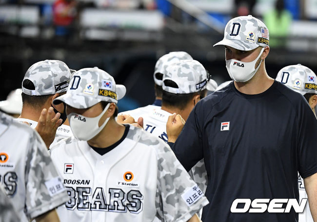 경기를 마치고 두산 로켓이 동료선수들과 승리 하이파이브를 하고 있다. 2021.06.05 /jpnews@osen.co.kr