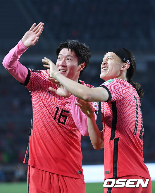 5일 오후 고양종합운동장에서 2022 국제축구연맹(FIFA) 카타르월드컵 아시아지역 2차예선 H조 조별리그 대한민국과 투르크메니스탄의 경기가 열렸다.  전반 한국 황의조가 선제골을 넣은 뒤 이재성과 세레머니를 하고 있다./youngrae@osen.co.kr