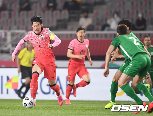 5일 오후 고양종합운동장에서 2022 국제축구연맹(FIFA) 카타르월드컵 아시아지역 2차예선 H조 조별리그 대한민국과 투르크메니스탄의 경기가 열렸다.  전반 한국 손흥민이 드리블을 하고 있다./youngrae@osen.co.kr