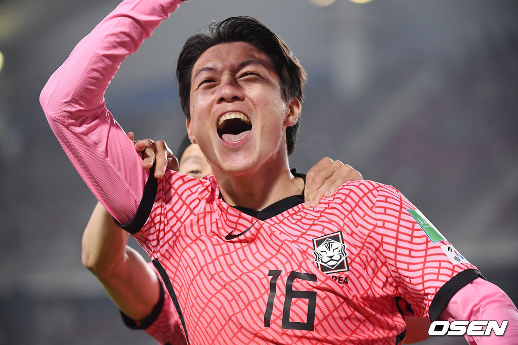전반 선제골을 넣은 황의조가 세레머니를 하고 있다./youngrae@osen.co.kr