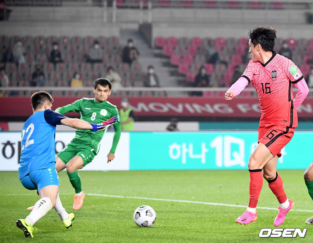 후반 황의조가 권창훈의 패스를 받아 멀티골을 넣고 있다./youngrae@osen.co.kr