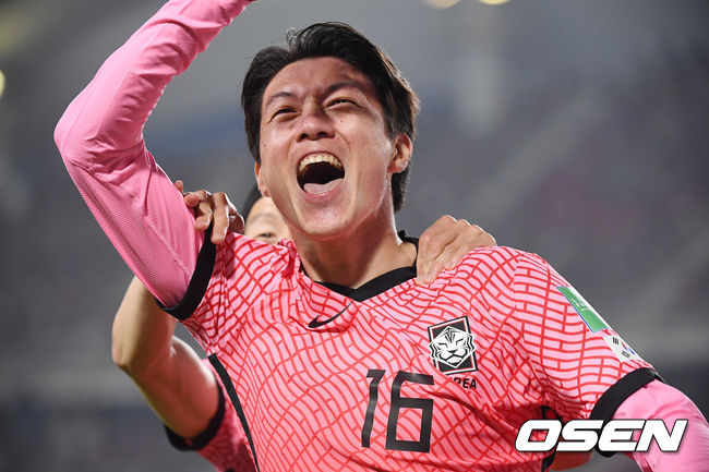 5일 오후 고양종합운동장에서 2022 국제축구연맹(FIFA) 카타르월드컵 아시아지역 2차예선 H조 조별리그 대한민국과 투르크메니스탄의 경기가 열렸다.  전반 한국 황의조가 선제골을 넣은 뒤 세레머니를 하고 있다./youngrae@osen.co.kr