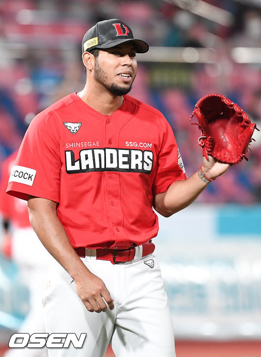 6회말 무사 주자 1,2루 KT 배정대의 3루수 앞 병살타를 유도한 SSG 선발 폰트가 미소짓고 있다. / rumi@osen.co.kr