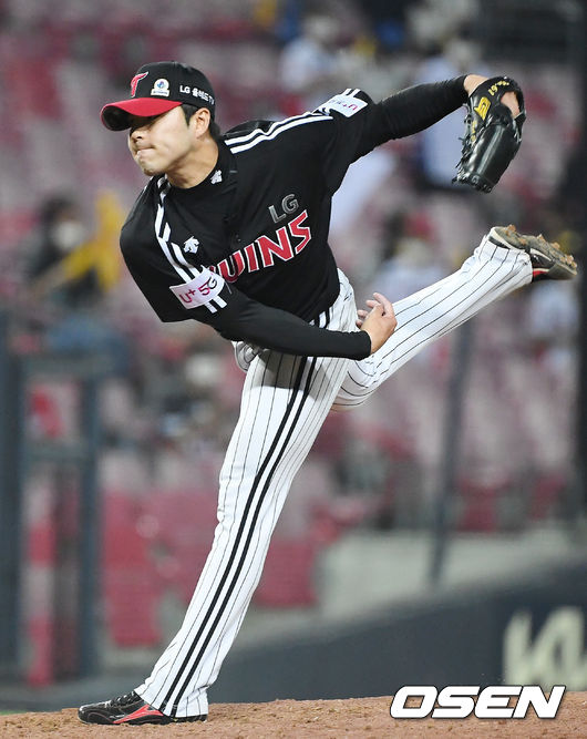 5일 오후 광주 KIA 챔피언스필드에서 ‘2021 신한은행 SOL KBO리그’ KIA 타이거즈와 LG 트윈스의 경기가 열렸다. 이 날 경기에서 LG는 이형종의 홈런 등 장단 16안타를 몰아친 화력을 앞세워 8-2로 승리했다. 9회말 마운드에 오른LG 백승현이 힘차게 공을 뿌리고 있다. 2021.06.05 / rumi@osen.co.kr