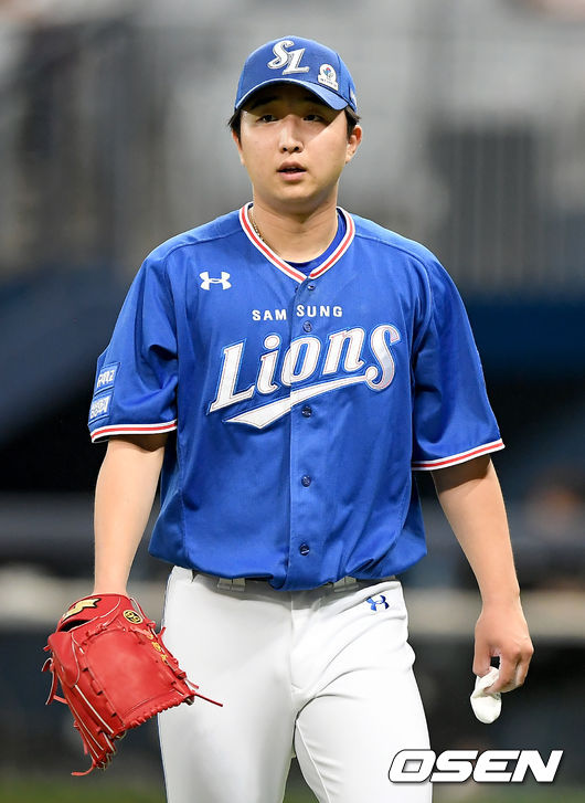 5일 오후 서울 고척스카이돔에서 '2021 신한은행 SOL KBO리그' 키움 히어로즈와 삼성 라이온즈의 경기가 열렸다.3회말 종료 후 삼성 선발 최채흥이 더그아웃으로 이동하고 있다. 2021.06.05 /ksl0919@osen.co.kr