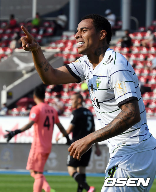 6일 성남 탄천종합운동장에서 하나원큐 K리그1 2021 전북 현대와 성남FC의 15라운드 순연경기가 열렸다.  후반 전북 구스타보가 팀의 두 번째 골을 넣은 뒤 세리머니를 하고 있다. 2021.06.06 /cej@osen.co.kr