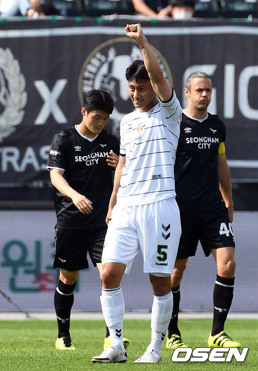 6일 성남 탄천종합운동장에서 하나원큐 K리그1 2021 전북 현대와 성남FC의 15라운드 순연경기가 열렸다.  전반 전북 백승호가 선제골을 넣은 뒤 세리머니를 하고 있다. 2021.06.06 /cej@osen.co.kr