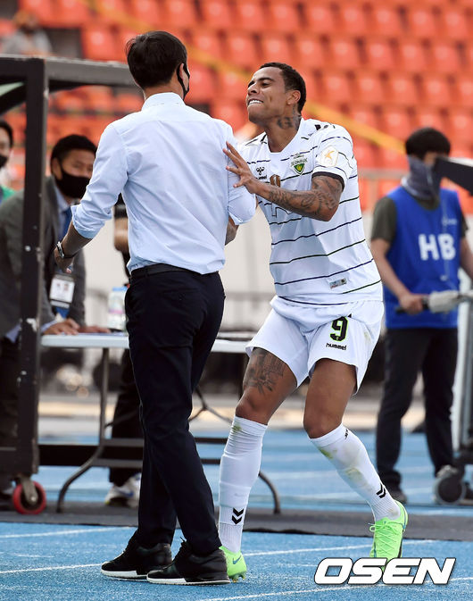 6일 성남 탄천종합운동장에서 하나원큐 K리그1 2021 전북 현대와 성남FC의 15라운드 순연경기가 열렸다.  후반 전북 구스타보가 팀의 두 번째 골을 넣은 뒤 김상식 감독과 기뻐하고 있다. 2021.06.06 /cej@osen.co.kr