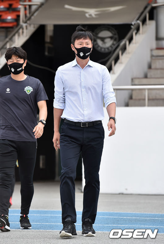 6일 성남 탄천종합운동장에서 하나원큐 K리그1 2021 전북 현대와 성남FC의 15라운드 순연경기가 열렸다.  경기 전 전북 김상식 감독이 그라운드에 들어서고 있다. 2021.06.06 /cej@osen.co.kr