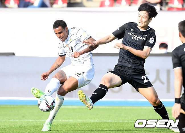 6일 성남 탄천종합운동장에서 하나원큐 K리그1 2021 전북 현대와 성남FC의 15라운드 순연경기가 열렸다.  후반 전북 구스타보가 팀의 네 번째 골을 넣고 있다. 2021.06.06 /cej@osen.co.kr