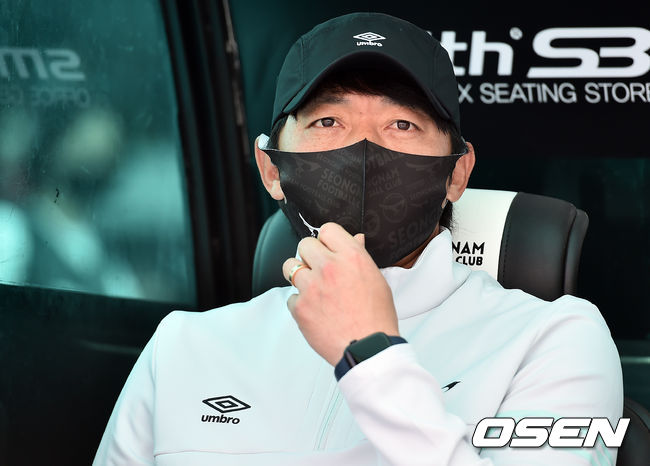 6일 성남 탄천종합운동장에서 하나원큐 K리그1 2021 전북 현대와 성남FC의 15라운드 순연경기가 열렸다.  경기 전 성남 김남일 감독이 그라운드를 바라보고 있다. 2021.06.06 /cej@osen.co.kr