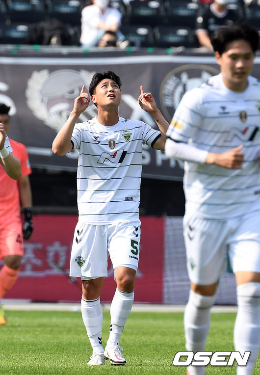 6일 성남 탄천종합운동장에서 하나원큐 K리그1 2021 전북 현대와 성남FC의 15라운드 순연경기가 열렸다.  전반 전북 백승호가 선제골을 넣은 뒤 세리머니를 하고 있다. 2021.06.06 /cej@osen.co.kr