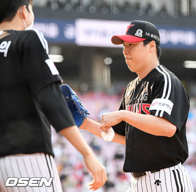 6일 오후 광주 KIA 챔피언스필드에서 ‘2021 신한은행 SOL KBO리그’ KIA 타이거즈와 LG 트윈스의 경기가 열렸다. 3회말을 마친 LG 선발 차우찬이 덕아웃으로 들어오며 동료들과 하이파이브를 하고 있다. 2021.06.06 / rumi@osen.co.kr