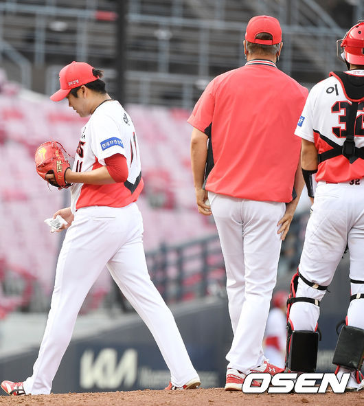 6일 오후 광주 KIA 챔피언스필드에서 ‘2021 신한은행 SOL KBO리그’ KIA 타이거즈와 LG 트윈스의 경기가 열렸다. 4회초 2사 주자 1,2루 LG 이천웅에게 우익수 앞 1타점 적시타를 맞은 KIA 선발 이민우가 강판당하고 있다. 2021.06.06 / rumi@osen.co.kr