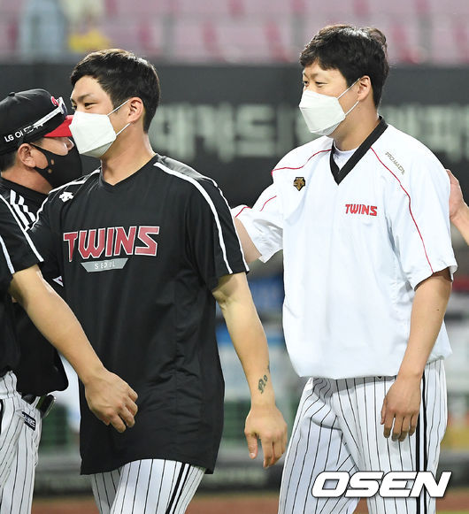 6일 오후 광주 KIA 챔피언스필드에서 ‘2021 신한은행 SOL KBO리그’ KIA 타이거즈와 LG 트윈스의 경기가 열렸다. 이 날 경기에서 LG는 4회 9득점을 올리고, 돌아온 베테랑 차우찬의 호투를 앞세워 10-0으로 대승을 거두었다.  올해 KIA전 첫 위닝시리즈에 성공하며 시즌 29승(23패)를 기록했다. 경기를 마치고 LG 승리투수 차우찬이 코치진들과 하이파이브를 하고 있다. 2021.06.06 / rumi@osen.co.kr