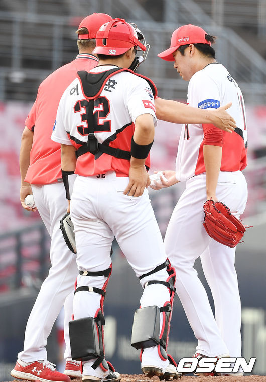 6일 오후 광주 KIA 챔피언스필드에서 ‘2021 신한은행 SOL KBO리그’ KIA 타이거즈와 LG 트윈스의 경기가 열렸다. 4회초 2사 주자 1,2루 LG 이천웅에게 우익수 앞 1타점 적시타를 맞은 KIA 선발 이민우가 강판당하고 있다. 2021.06.06 / rumi@osen.co.kr