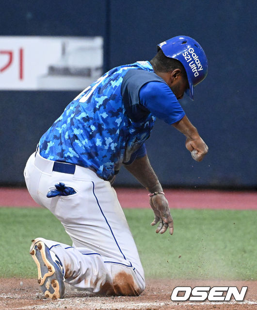 6일 오후 서울 고척스카이돔에서 ’2021 신한은행 SOL KBO 리그' 키움 히어로즈와 삼성 라이온즈의 경기가 열렸다.3회초 2사 1,2루에서 삼성 구자욱의 안타 때 피렐라가 키움의 실책으로 홈을 밟고 환호하고 있다. 2021.06.06 /sunday@osen.co.kr