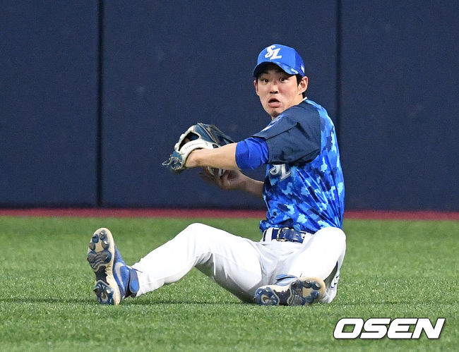 6일 오후 서울 고척스카이돔에서 ’2021 신한은행 SOL KBO 리그' 키움 히어로즈와 삼성 라이온즈의 경기가 열렸다.6회말 1사 2,3루에서 삼성 구자욱이 키움 프레이타스의 타구를 잡고 있다. 2021.06.06 /sunday@osen.co.kr