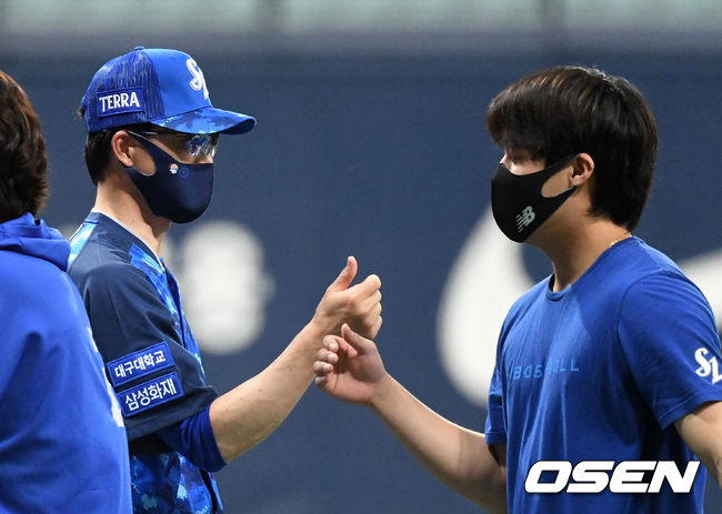 삼성은 6일 고척 스카이돔에서 열린 경기에서 3-1 역전승을 장식했다. 선발 원태인은 7승 사냥에 성공하며 키움전 악몽에서 벗어났다.경기 종료 후 삼성 허삼영 감독이 원태인과 승리의 기쁨을 나누고 있다. /sunday@osen.co.kr