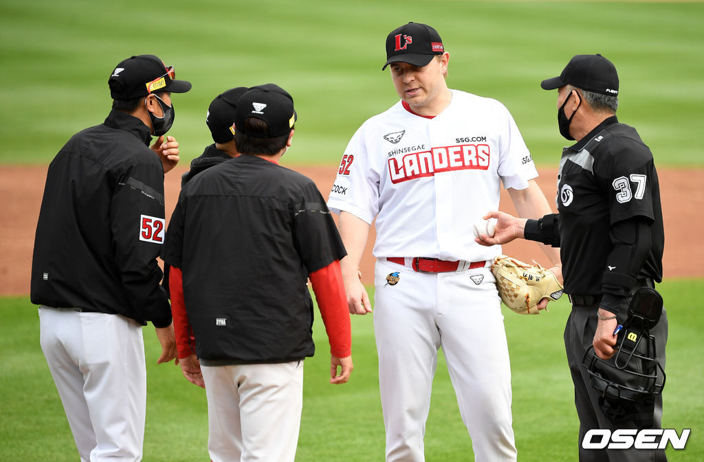2회말 수비를 앞두고 SSG 르위키가 교체되고 있다. 2021.05.29 /jpnews@osen.co.kr