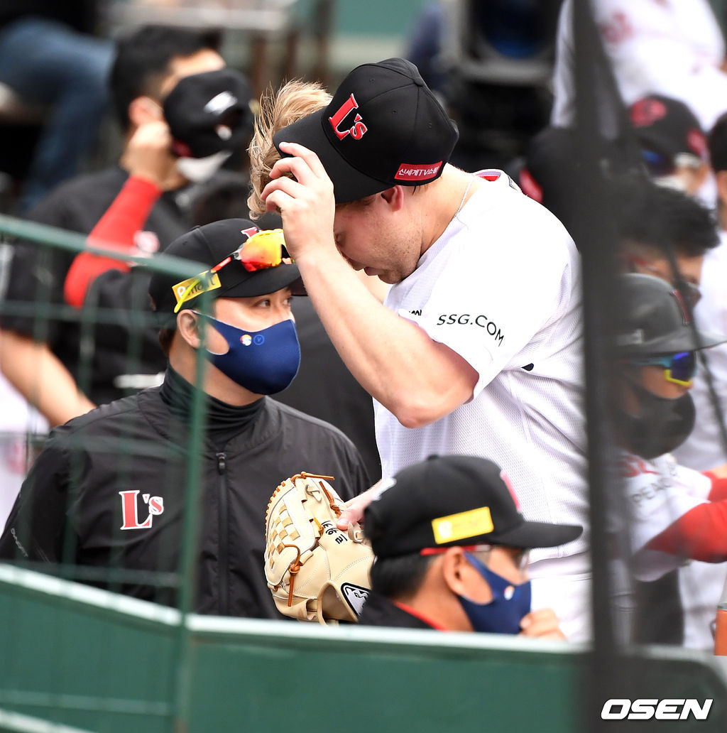 2회말 수비를 앞두고 SSG 르위키가 교체되고 있다. 2021.05.29 /jpnews@osen.co.kr