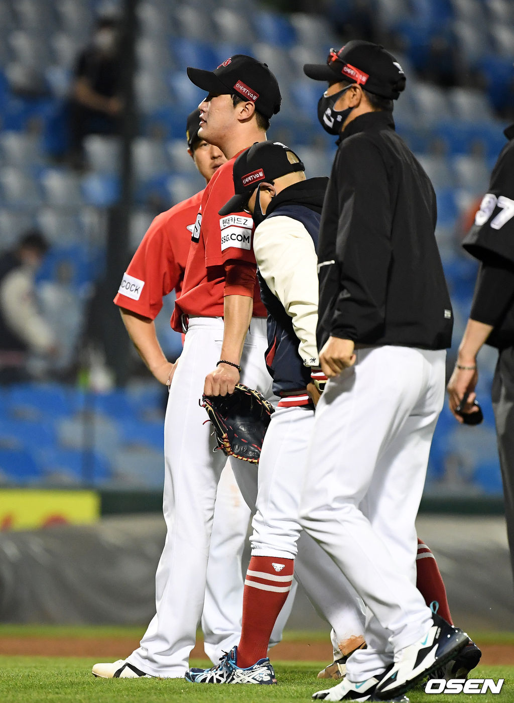 5회말 2사 2,3루에서 SSG 박종훈이 한화 정은원을 상대하다 투구를 마친 뒤 불편함을 호소하며 교체되고 있다. 2021.05.28 /jpnews@osen.co.kr