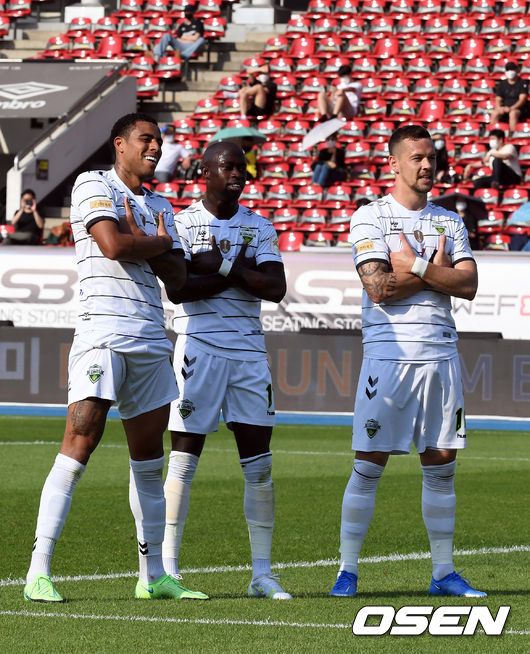 6일 성남 탄천종합운동장에서 하나원큐 K리그1 2021 전북 현대와 성남FC의 15라운드 순연경기가 열렸다.  후반 전북 구스타보(왼쪽)가 팀의 두 번째 골을 넣은 뒤 바로우, 일류첸코와 세리머니를 하고 있다. 2021.06.06 /cej@osen.co.kr