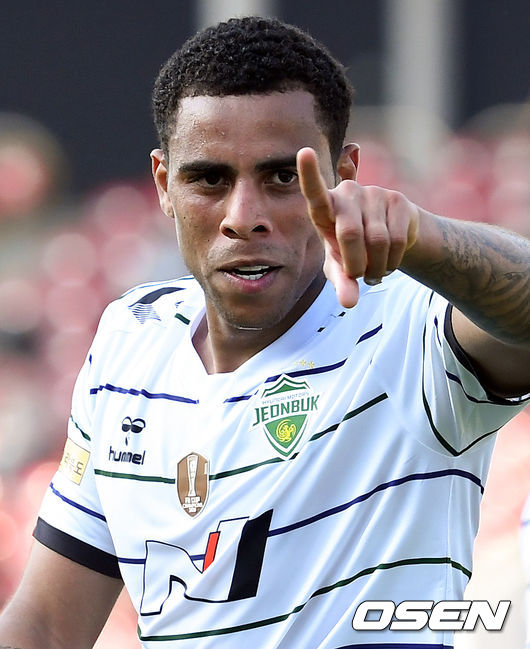 전북 현대가 백승호의 프리킥 득점과 구스타보의 '포트트릭'을 앞세워 오랜만에 승리를 거뒀다.   전북 현대가 6일 오후 성남 탄천종합운동장에서 열린 하나원큐 K리그1 2021 15라운드 성남FC와 경기에서 백승호의 프리킥골과 구스타보의 4골을 앞세워 5-1 승리를 거뒀다. 이날 경기는 지난 5월 12일 예정된 경기였지만 코로나19로 인해 뒤늦게 치러졌다.  후반 전북 구스타보가 팀의 다섯번째 골을 넣은 뒤 세리머니를 하고 있다. 본인의 네 번째 골. 2021.06.06 /cej@osen.co.kr