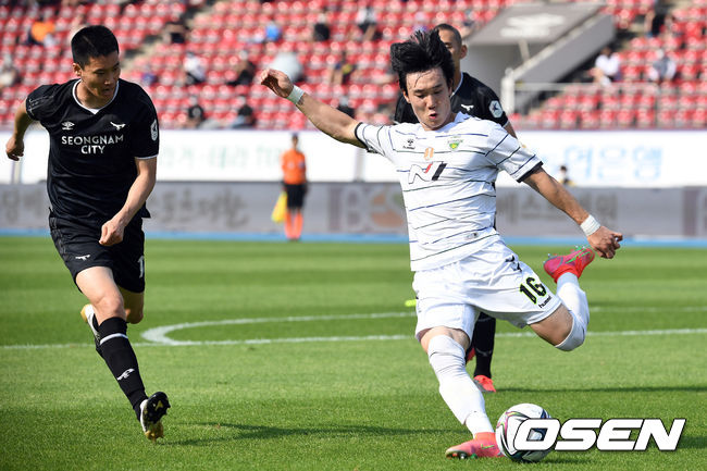 전북 현대가 백승호의 프리킥 득점과 구스타보의 '포트트릭'을 앞세워 오랜만에 승리를 거뒀다.   전북 현대가 6일 오후 성남 탄천종합운동장에서 열린 하나원큐 K리그1 2021 15라운드 성남FC와 경기에서 백승호의 프리킥골과 구스타보의 4골을 앞세워 5-1 승리를 거뒀다. 이날 경기는 지난 5월 12일 예정된 경기였지만 코로나19로 인해 뒤늦게 치러졌다.  전반 전북 이유현이 공을 걷어내고 있다. 2021.06.06 /cej@osen.co.kr