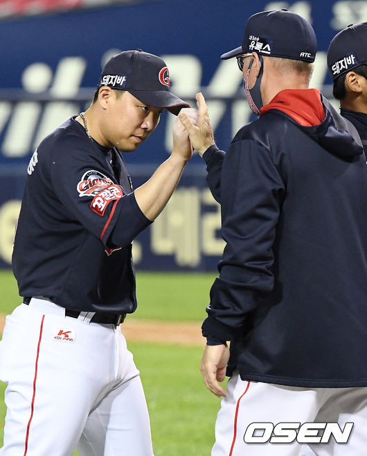 경기를 마치고 롯데 안치홍이 래리 서튼 감독과 하이파이브를 하고 있다./ rumi@osen.co.kr