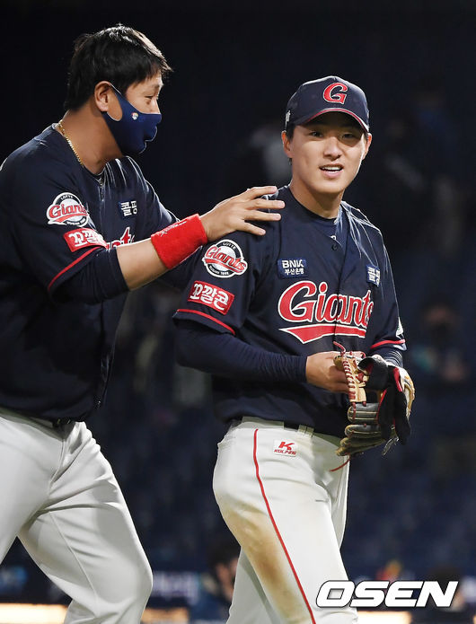 경기를 마치고 롯데 배성근이 이대호에게 축하를 받고 있다./rumi@osen.co.kr