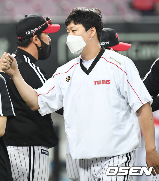 6일 오후 광주 KIA 챔피언스필드에서 ‘2021 신한은행 SOL KBO리그’ KIA 타이거즈와 LG 트윈스의 경기가 열렸다. 이 날 경기에서 LG는 4회 9득점을 올리고, 돌아온 베테랑 차우찬의 호투를 앞세워 10-0으로 대승을 거두었다. 경기를 마치고 LG 승리투수 차우찬이 코치진들과 하이파이브를 하고 있다. 2021.06.06 / rumi@osen.co.kr