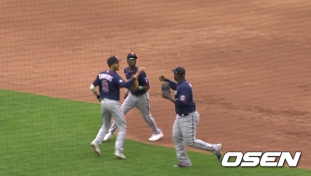 [사진] 미네소트 트윈스의 안드렐톤 시몬스와 닉 고든, 미겔 사노(왼쪽으로부터)가 7일(한국시간) 카우프먼 스타디움에서 벌어진 캔자스시티와의 경기에서 트리플 플레이를 성공시킨 뒤 좋아하며 덕아웃으로 달려가고 있다. <mlb.com 경기화면 캡처>