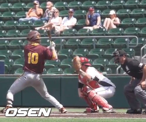 [사진] 페어필드 대학의 투수가 던진 공이 그대로 주심의 왼쪽 가슴 주머니로 들어가는 모습. 주심의 왼쪽 가슴 주머니 위에 하얀 것이 빠르게 들어가는 공이다. / 애리조나 스테이트 대학 공식 트위터 캡처