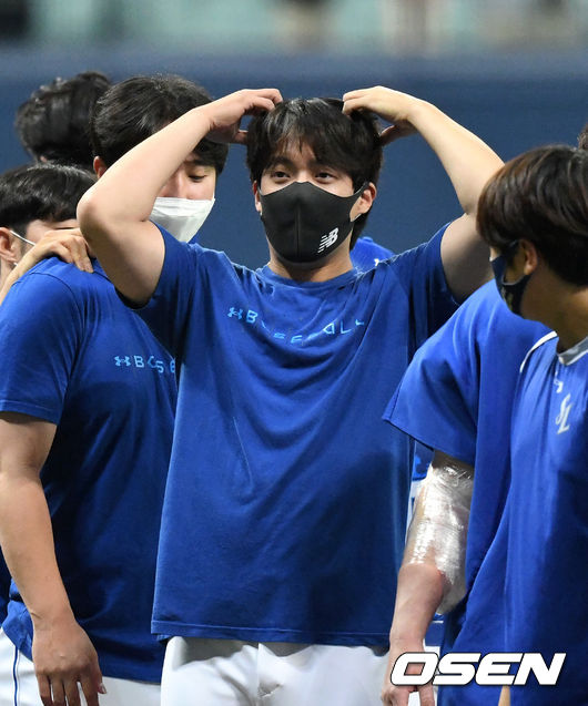 삼성은 6일 고척 스카이돔에서 열린 경기에서 3-1 역전승을 장식했다. 선발 원태인은 7승 사냥에 성공하며 키움전 악몽에서 벗어났다.경기 종료 후 삼성 원태인이 관중석을 향해 인사를 하고 있다. /sunday@osen.co.kr