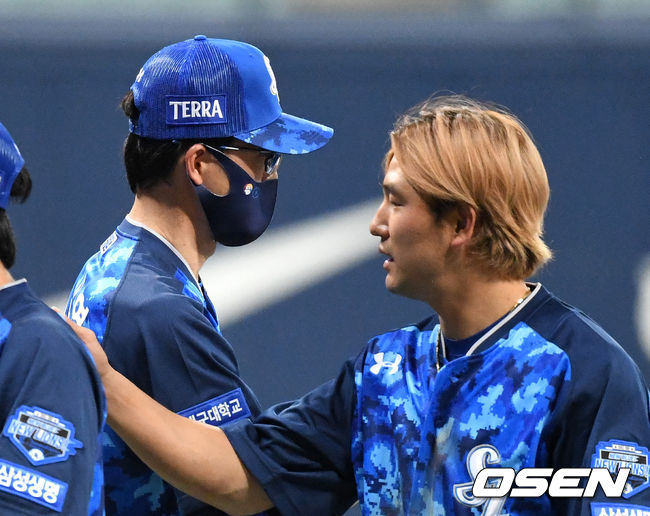 삼성은 6일 고척 스카이돔에서 열린 경기에서 3-1 역전승을 장식했다. 선발 원태인은 7승 사냥에 성공하며 키움전 악몽에서 벗어났다.경기 종료 후 삼성 허삼영 감독이 김상수와 승리의 기쁨을 나누고 있다. /sunday@osen.co.kr