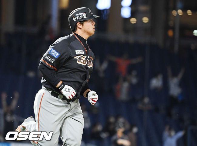 8회초 2사 한화 노시환이 중월 솔로 홈런을 날린 후 그라운드를 돌고 있다. 2021.06.04 /rumi@osen.co.kr